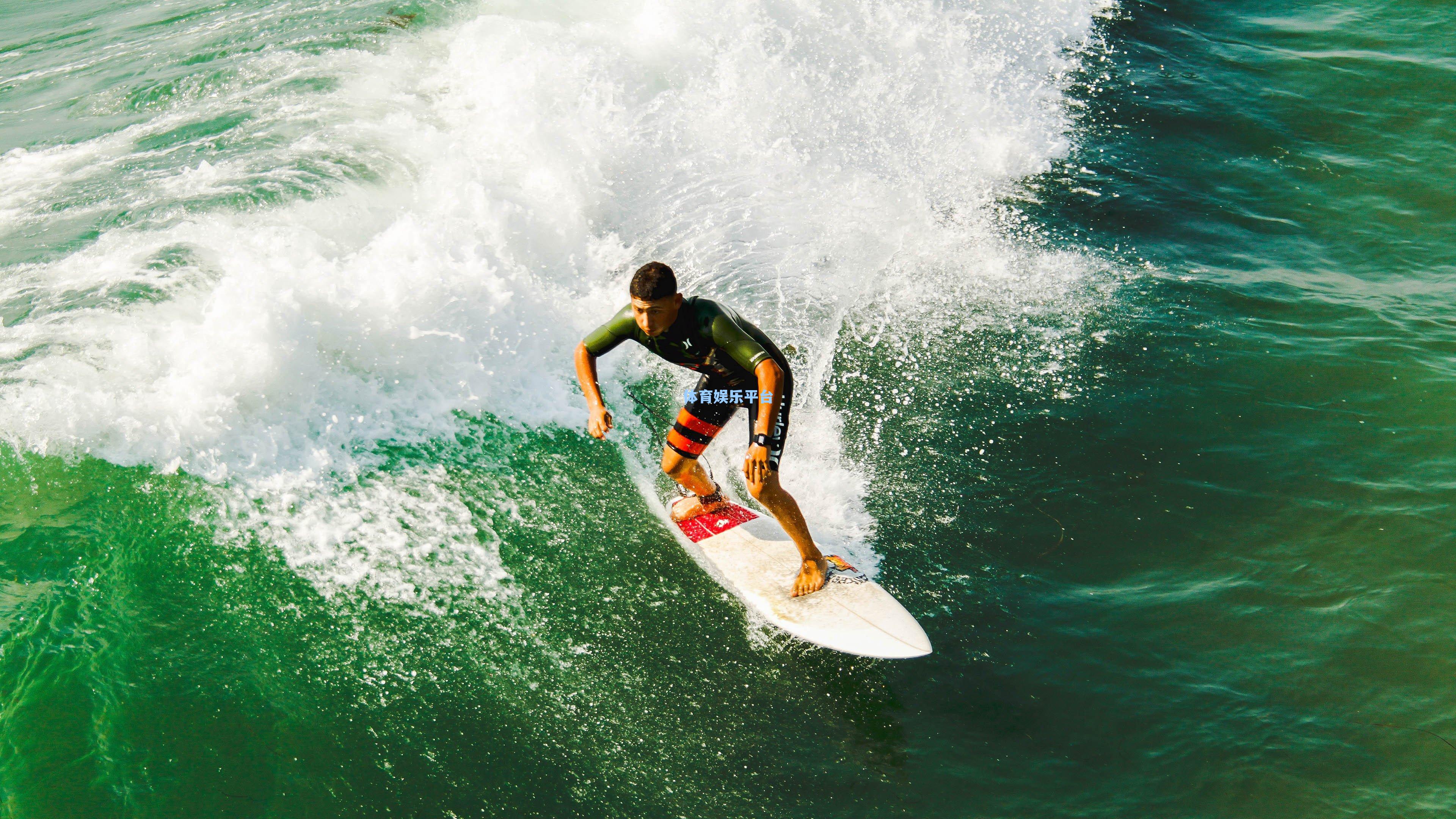 温情时刻！梅西领取生涯第八座金球奖 挚友阿圭罗惊喜颁奖引全场动容